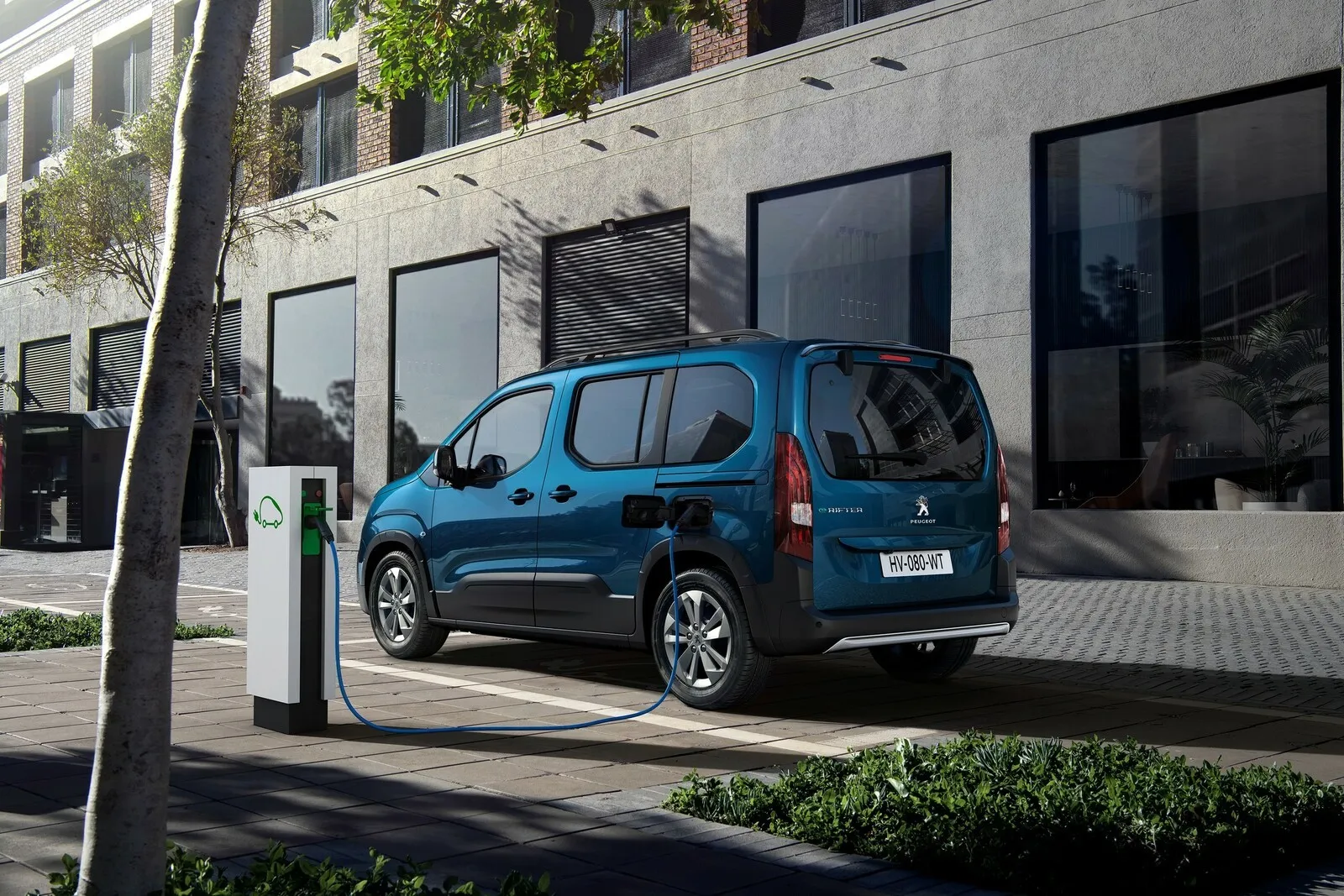 … und auch für Peugeot. Wie sonst auch hört die Pkw-Version des Partner auf den Namen Rifter.